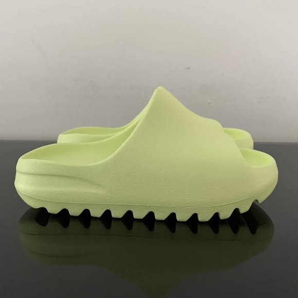 NEW Adidas Yeezy Slide Kids Glow Green Light Green 1Y - Picture 3 of 6